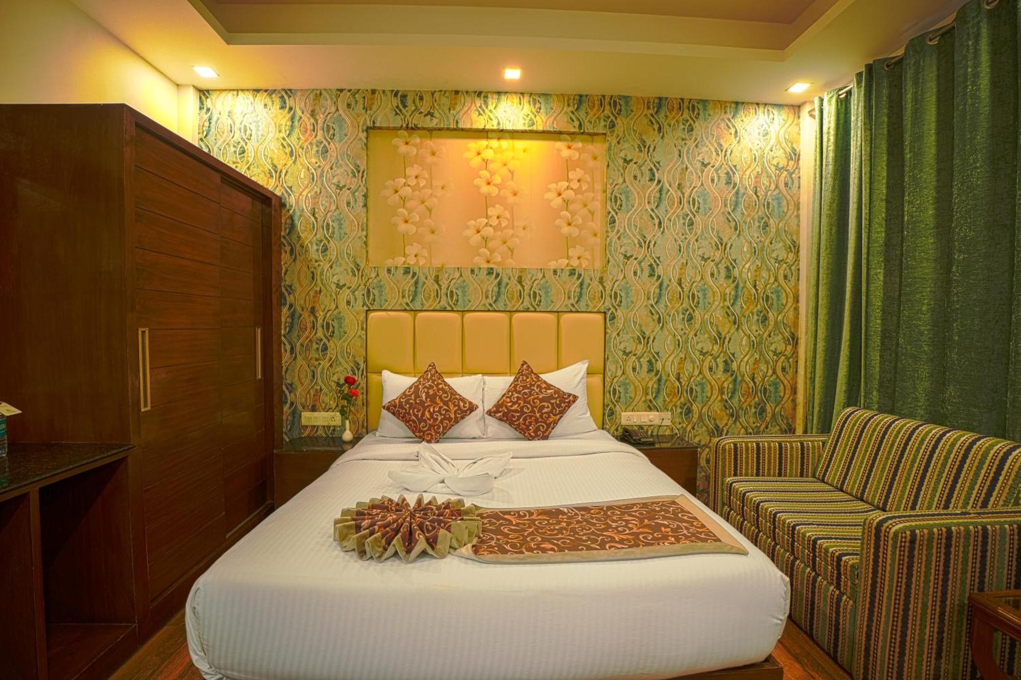 Q Saina S K Regency Rishikesh Hotel Exterior photo