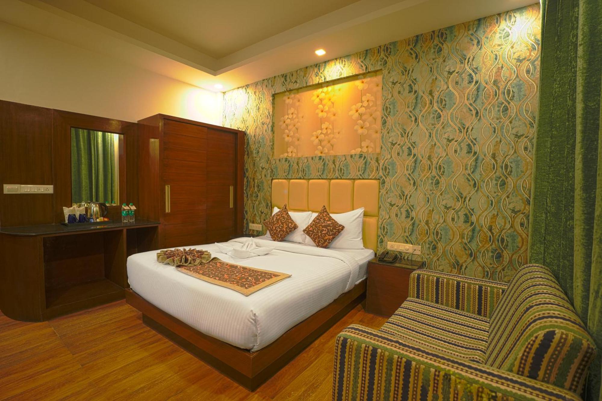 Q Saina S K Regency Rishikesh Hotel Exterior photo