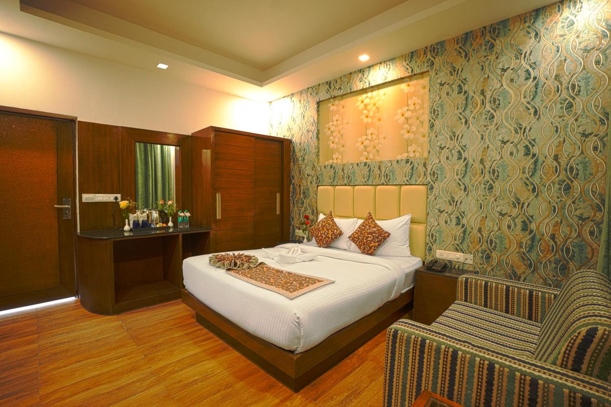 Q Saina S K Regency Rishikesh Hotel Exterior photo