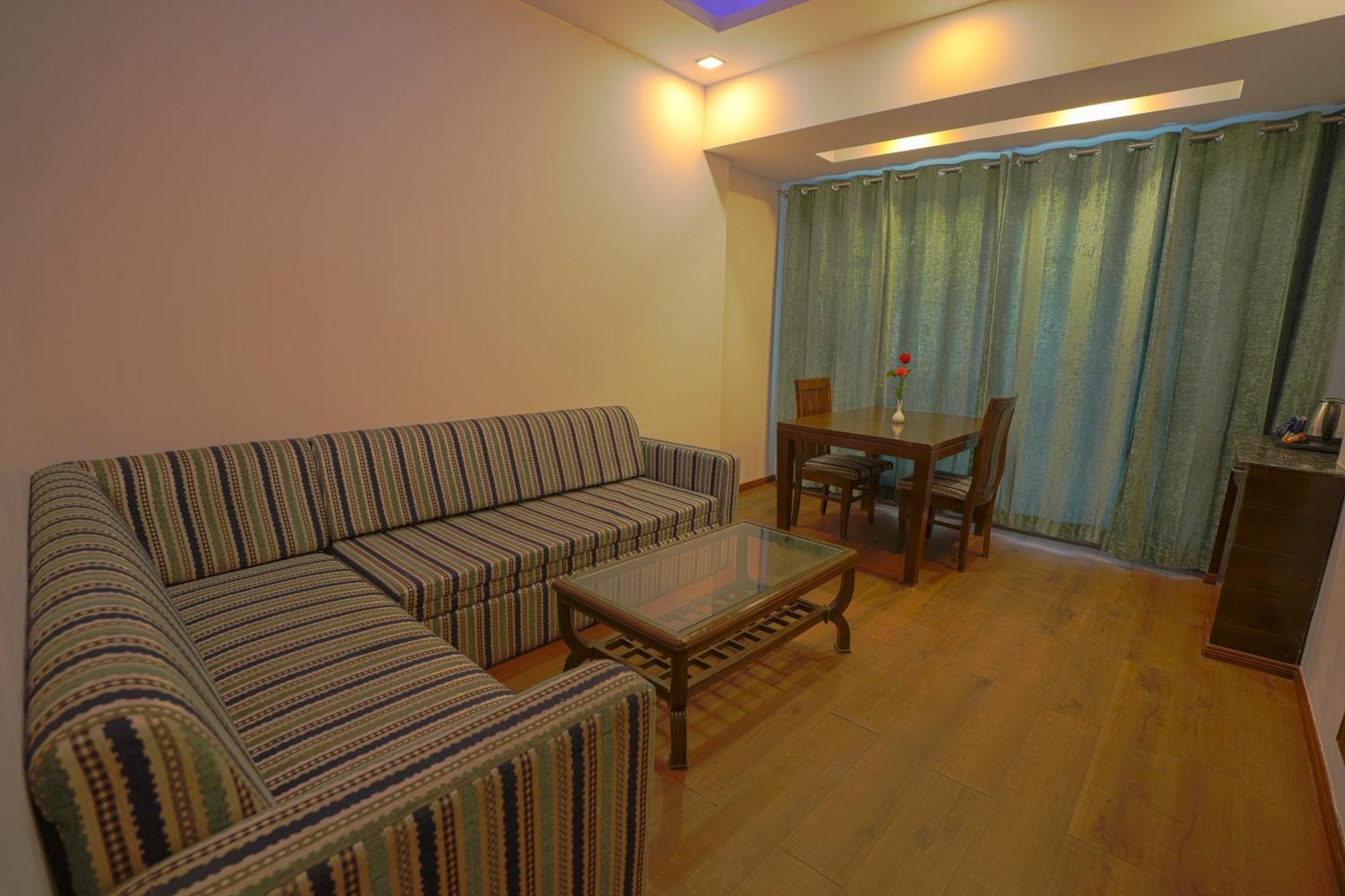 Q Saina S K Regency Rishikesh Hotel Exterior photo
